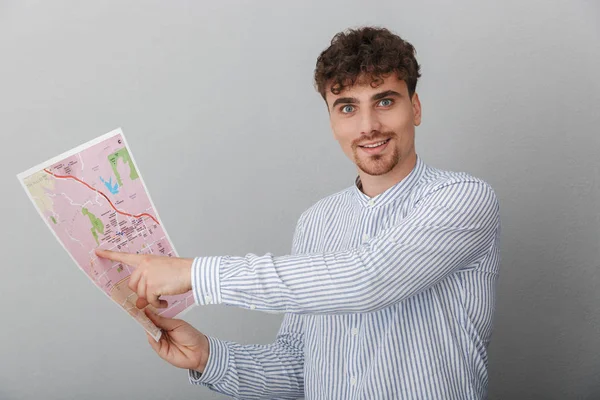 Portrait d'homme touristique caucasien non rasé vêtu de chemise smil — Photo