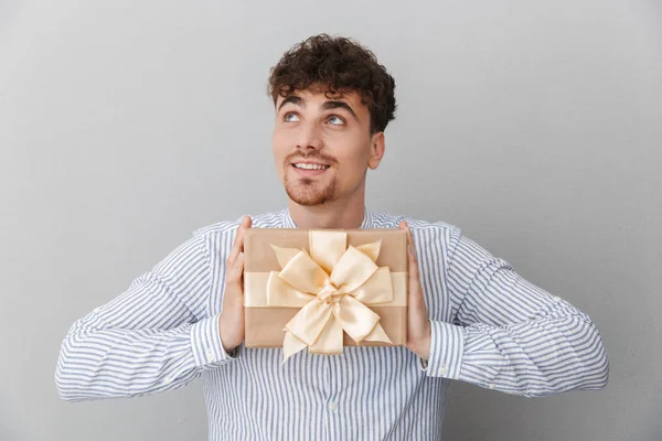 Retrato de homem bonito tipo vestido de camisa sorrindo enquanto ho — Fotografia de Stock