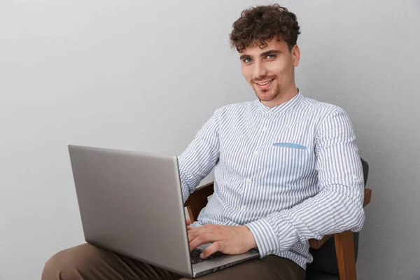 Retrato de hombre caucásico atractivo vestido con camisa sonriendo en —  Fotos de Stock