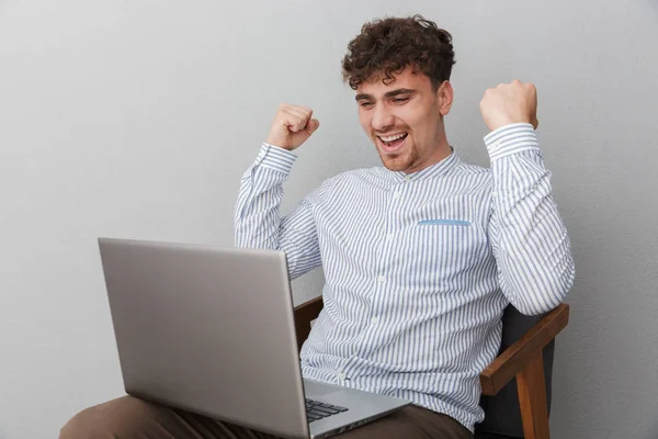 Portrait de jeune homme caucasien vêtu de chemise se réjouissant et u — Photo