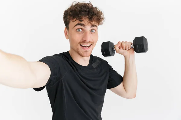 Foto Nahaufnahme eines gut aussehenden, sportlichen Mannes im T-Shirt, der den Kameramann anschaut — Stockfoto