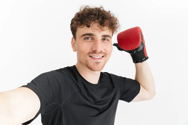 Photo closeup of young sporty man in t-shirt smiling and taking — Stock Photo, Image