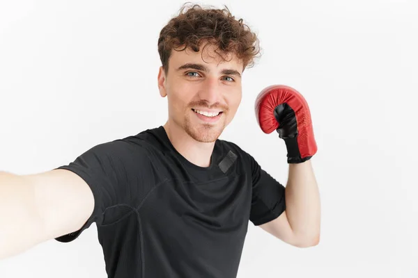 Foto de primer plano de morena hombre deportivo en camiseta sonriendo y taki — Foto de Stock