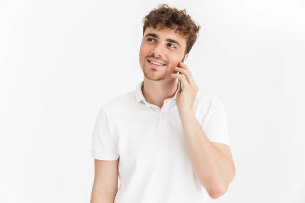 Imagen de primer plano de hombre atractivo en camiseta casual sosteniendo smartp — Foto de Stock