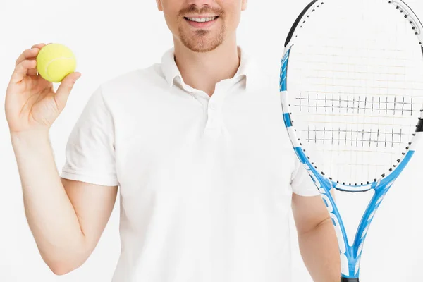 ラケットとボールを持ったTシャツで現役男性の写真クローズアップ — ストック写真