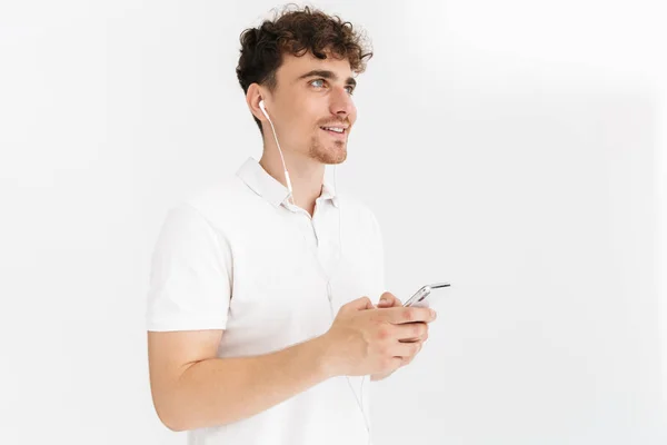 Foto de primer plano de caucásico rizado hombre en casual camiseta sonriendo w — Foto de Stock