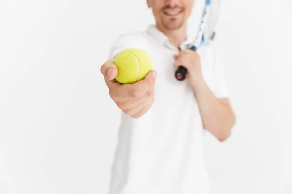 Fotografie spokojené muže s balením na trička a míček — Stock fotografie