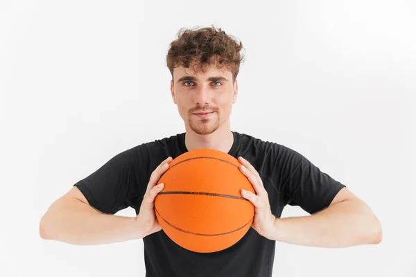 Foto de primer plano del joven guapo en camiseta sonriendo y holdi — Foto de Stock