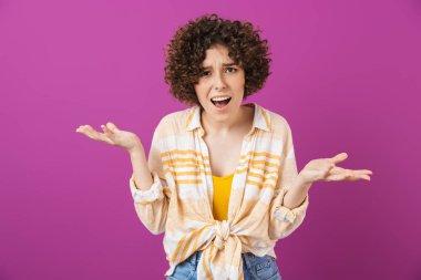 Çekici bir genç kadının portresi.