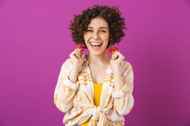 Çekici bir genç kadının portresi.