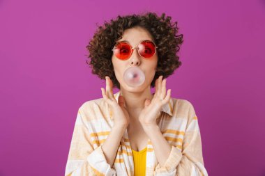 Çekici bir genç kadının portresi.