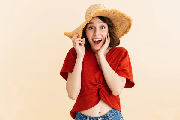 麦わら帽子をかぶった驚くべき印象的な休暇女性の肖像画 — ストック写真