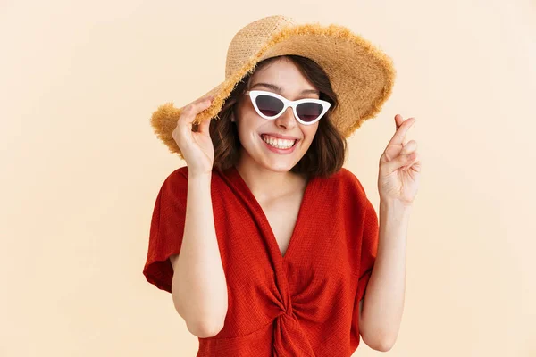 麦わら帽子をかぶった魅力的なブルネット休暇女性の肖像 — ストック写真