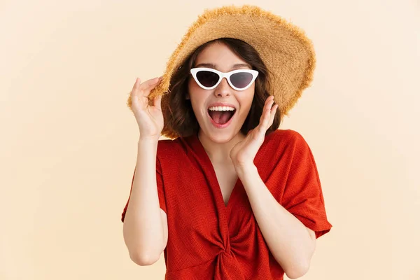 Portrait de joyeuse femme de vacances étonnée portant un chapeau de paille et f — Photo