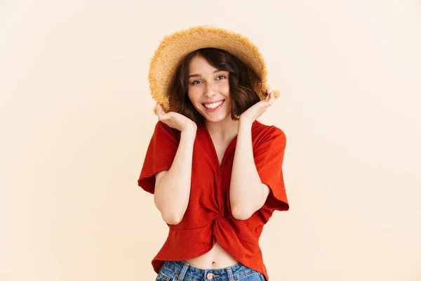 Портрет очаровательной брюнетки отпускницы в соломенной шляпе — стоковое фото