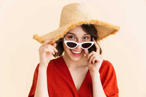 Portrait closeup of young brunette vacation woman wearing straw — Stock Photo, Image