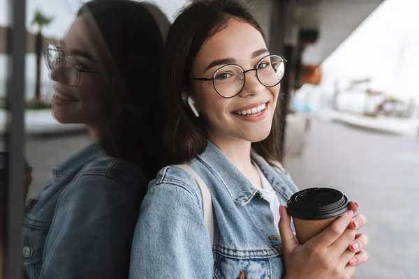 Immagine di una bella adolescente sorridente che tiene in mano una tazza di carta di takeaw — Foto Stock