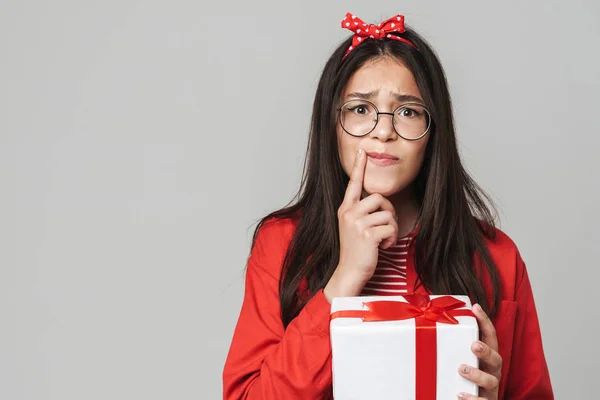 Bonito perguntando adolescente menina vestindo casual roupa — Fotografia de Stock