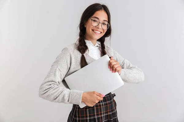Aantrekkelijk schoolmeisje draagt gelijkmatige Standing — Stockfoto