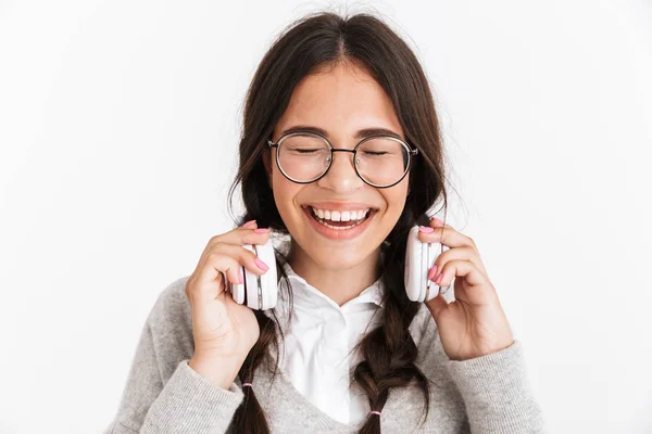 Photo gros plan d'adolescente joyeuse portant des lunettes riant — Photo