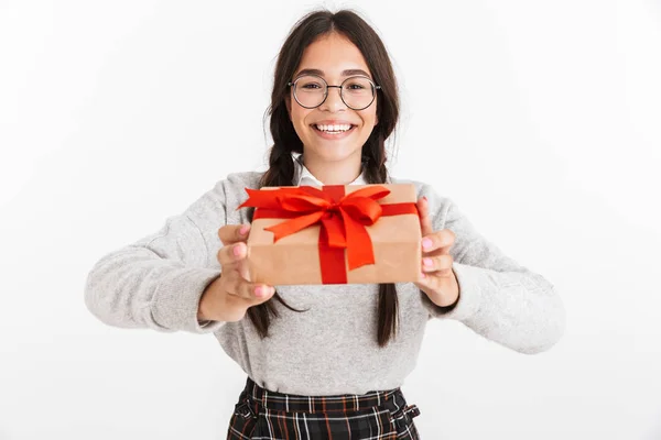 Foto de primer plano de la muchacha adolescente encantada con gafas smili —  Fotos de Stock