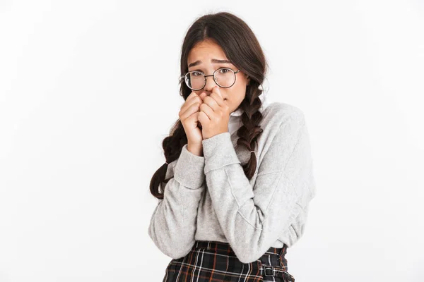 Photo closeup of terrified teenage girl wearing eyeglasses and s — Stock Photo, Image