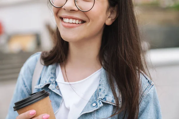 Sonriente joven bonita estudiante caminando al aire libre en el parque natural verde beber café . — Foto de Stock