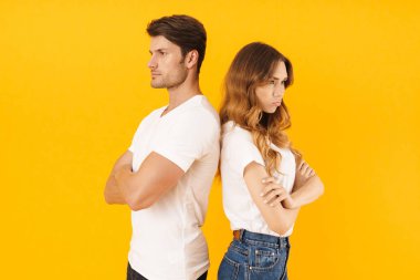 Temel t-shirt kızgın rahatsız çift erkek ve kadın Portresi
