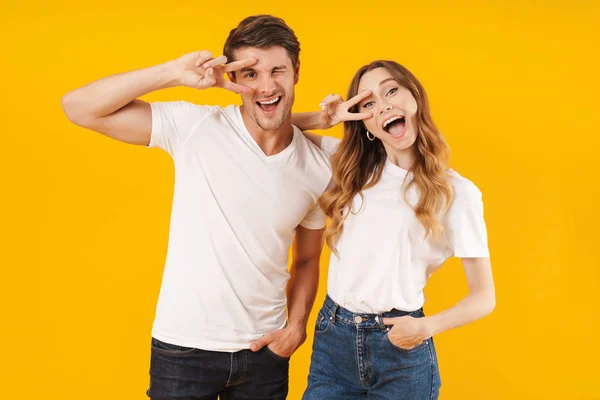 Retrato de pareja alegre hombre y mujer en camisetas básicas rejo — Foto de Stock