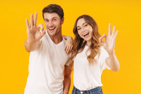 Retrato de casal alegre homem e mulher em camisetas básicas rejoic — Fotografia de Stock