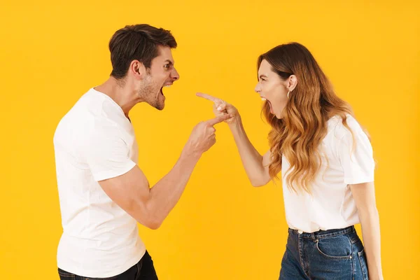 Foto della coppia aggressiva irritata uomo e donna in t-sh di base — Foto Stock