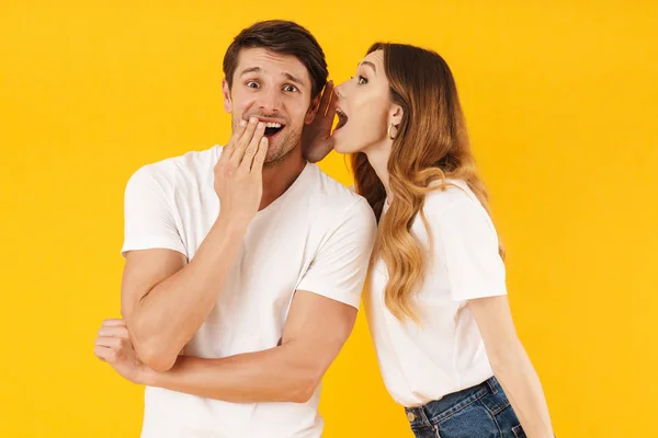 Retrato de mujer hermosa susurrando secreto o interesante gos — Foto de Stock