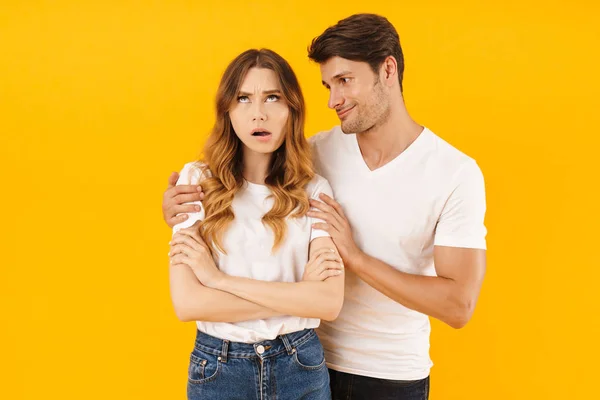 Retrato del hombre guapo pidiendo perdón mujer irritada — Foto de Stock