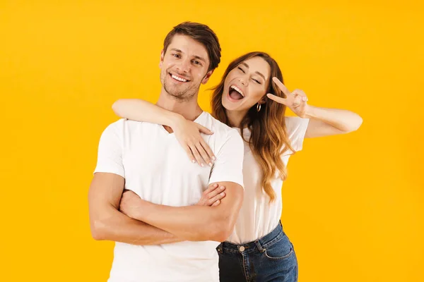 Retrato de casal alegre em camisetas básicas de pé juntos wh — Fotografia de Stock