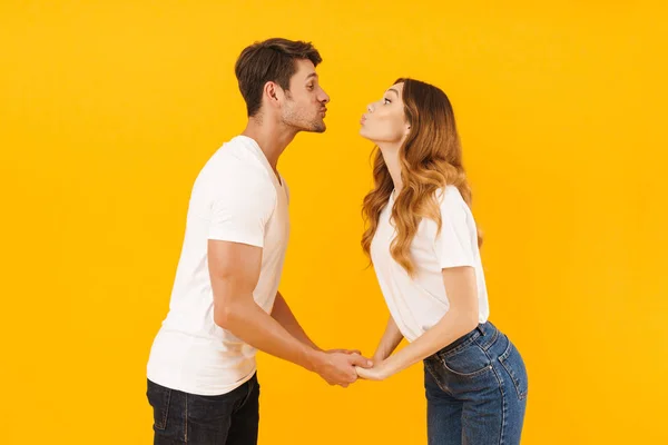 Retrato de casal feliz homem e mulher em camisetas básicas sorrindo — Fotografia de Stock