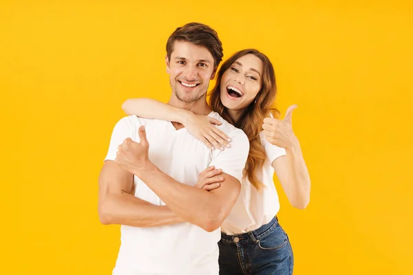Portrait de couple souriant en t-shirts basiques debout ensemble w — Photo