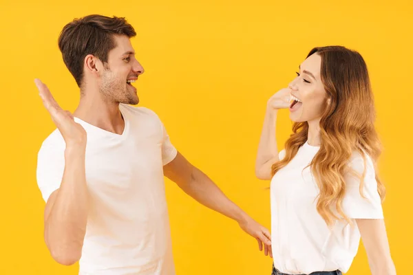 Retrato de casal alegre homem e mulher em camisetas básicas rejoic — Fotografia de Stock