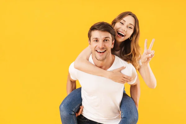 Porträtt av innehåll par man och kvinna i grundläggande t-shirts showi — Stockfoto