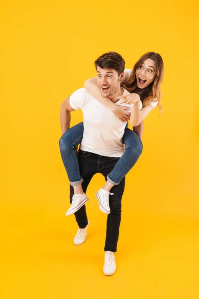 Retrato completo de pareja alegre hombre y mujer en t-s básicas — Foto de Stock