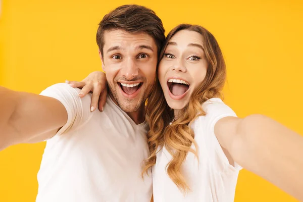 Ritratto di coppia gioiosa uomo e donna in t-shirt basiche laughi — Foto Stock