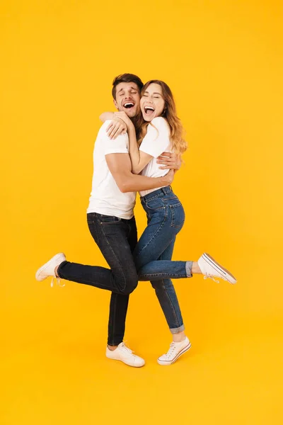 Ganztägiges Porträt eines fröhlichen Paares Mann und Frau in einfachen T-Shirts — Stockfoto