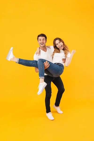 Retrato de larga duración de pareja joven en camisetas básicas de pie — Foto de Stock