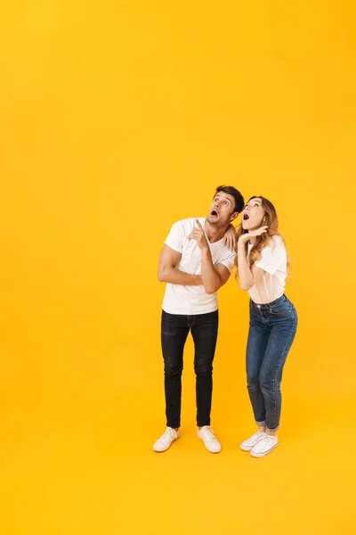 Retrato de comprimento total de surpreendido casal homem e mulher em t-s básicos — Fotografia de Stock