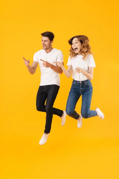 Ganzkörperporträt des glücklichen Paares Mann und Frau in einfachem T-Shirt — Stockfoto