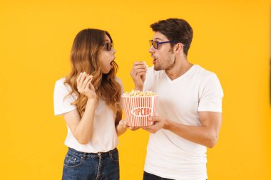 3d gözlük rejoici sürpriz çift erkek ve kadın Portresi