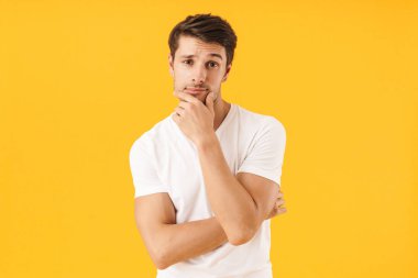 Çenesi ve l dokunmadan temel t-shirt çekici adam fotoğrafı
