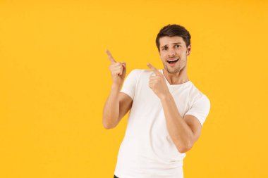 Temel t-shirt beyaz adam fotoğrafı merak ve gesturing 