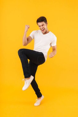 Triu kutlayan temel t-shirt mutlu adam tam uzunlukta fotoğraf