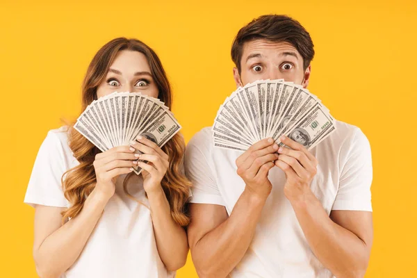 Retrato de pareja feliz hombre y mujer en camisetas básicas rejoici — Foto de Stock