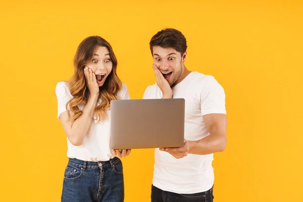 Portrait of surprised couple man and woman in basic t-shirts rej — Stock Photo, Image